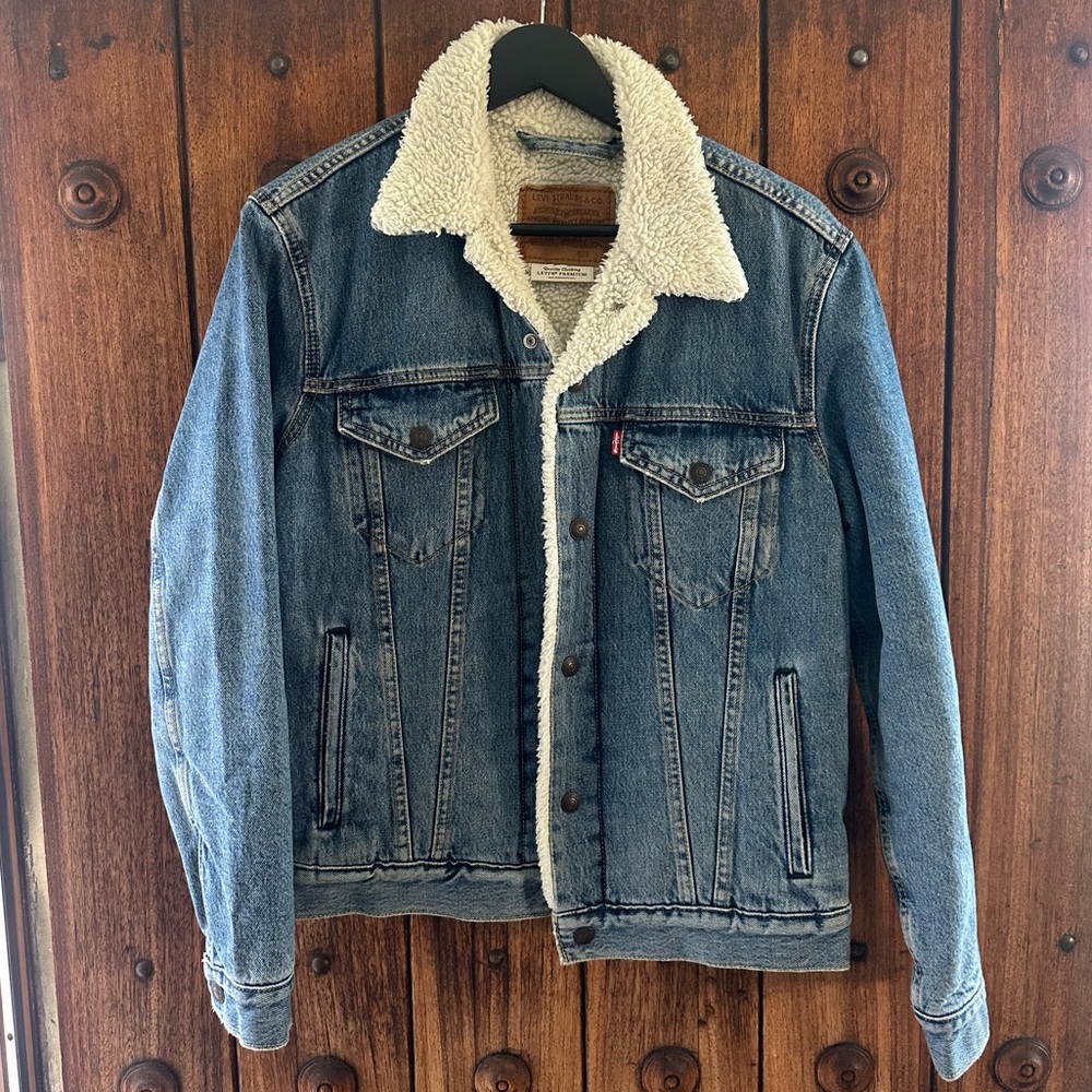 Levi’s Sherpa lined Trucker Jacket Men size small